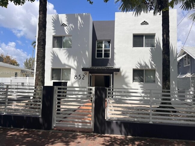 Building Photo - 852 SW 13th Ave Unit 3