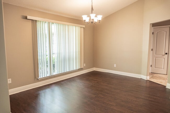 Photo - 211 Foxchase Way