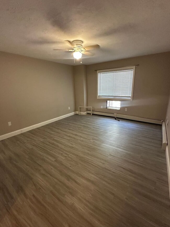 Photo - Spacious 1 Bed/ 1 Bath in Cranston! Unit 435 Oaklawn Ave  114