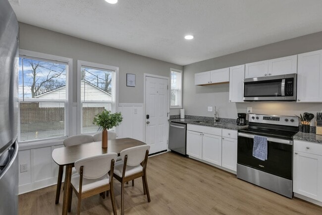 Building Photo - Modern 2BR Townhouse Walk to Downtown All Utilities Included