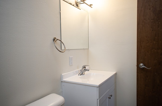 3245 N Oakland