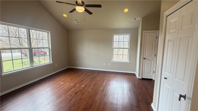 Photo - 77 Ingleborough Dr