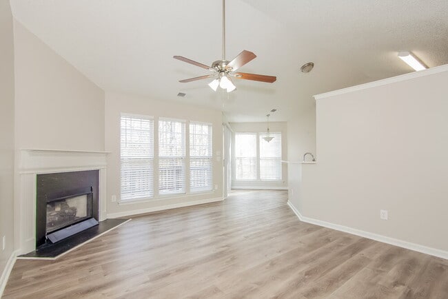 Photo - 105 Silverleaf Ct