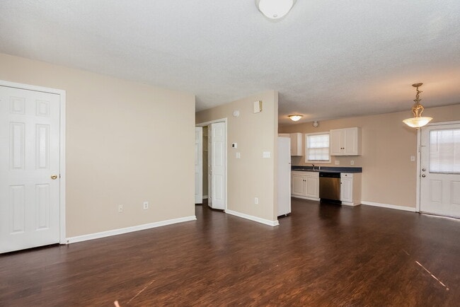 Photo - 103 Doree Ln