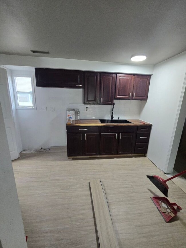 Building Photo - 3 bedroom 2 bathroom single family home | ...