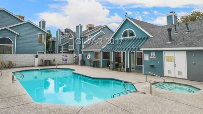 Community pool/clubhouse/showers/jacuzi - 5033 Vivaldi Dr Townhome