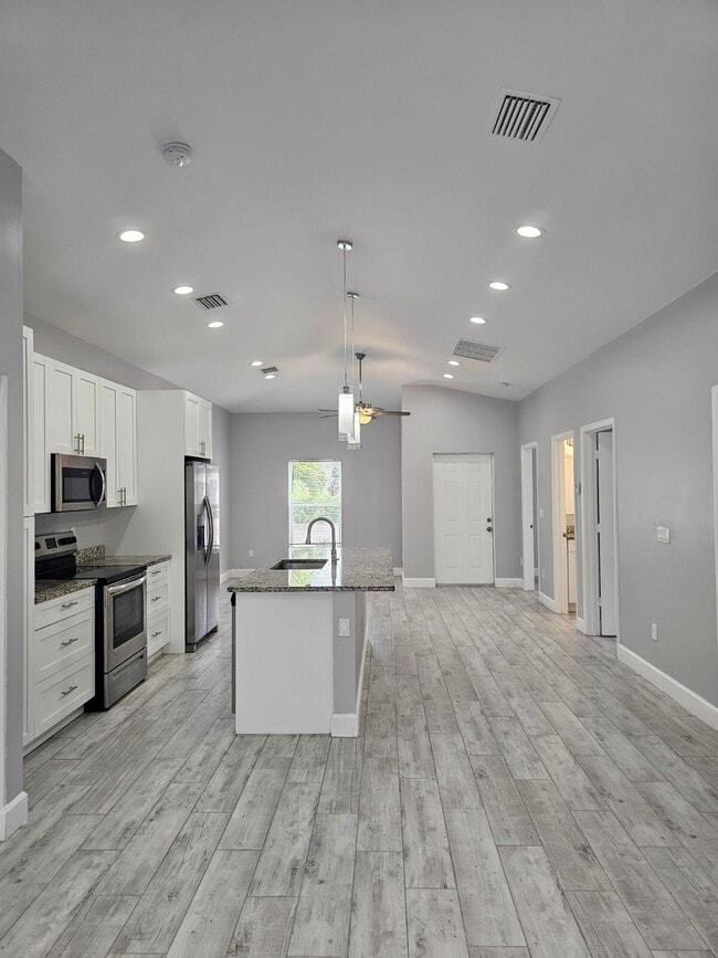Building Photo - 1558 W 26th Ct Rental