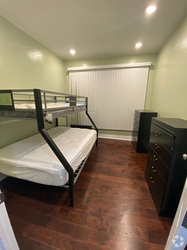 Building Photo - 542 Van Siclen Ave Unit 2R Rental