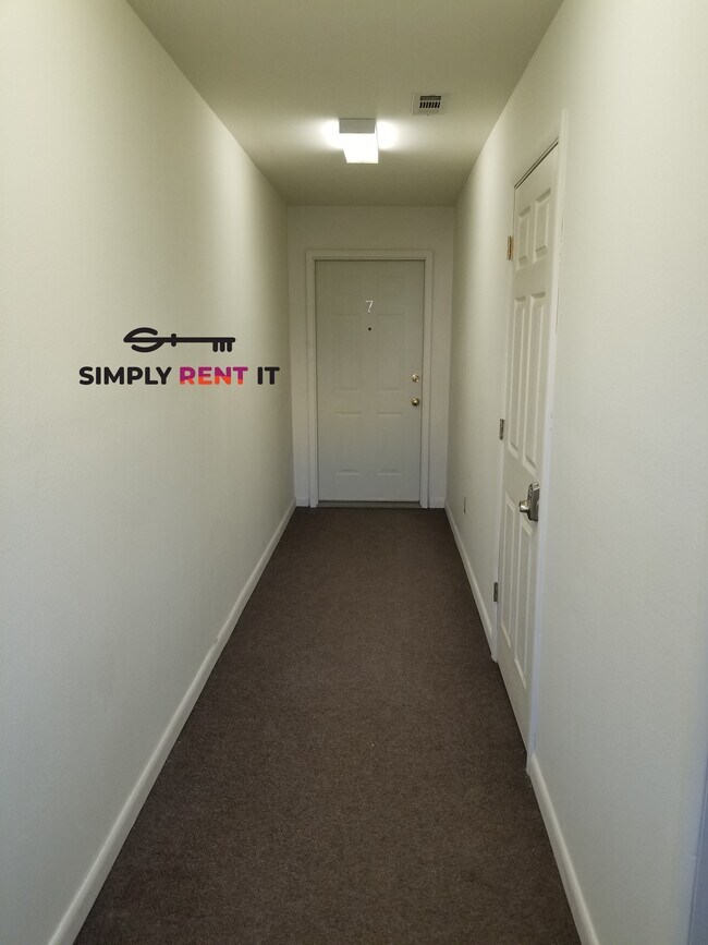 Photo - 1 Bedroom Downtown Roland, Private Entrance