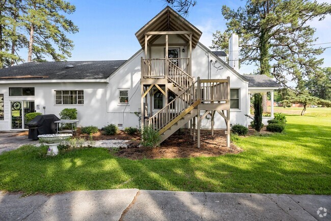 Building Photo - Upstairs Apartment with private entrance!