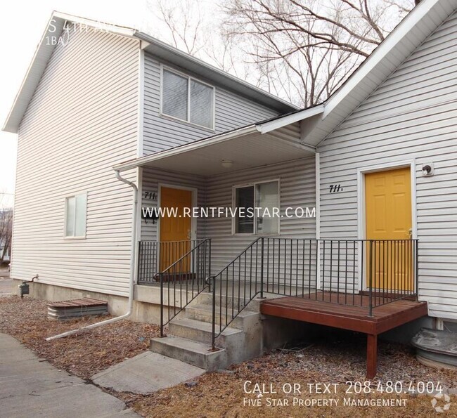 Building Photo - Male Student Housing Room! Visit rentfives... Unit B5 Rental