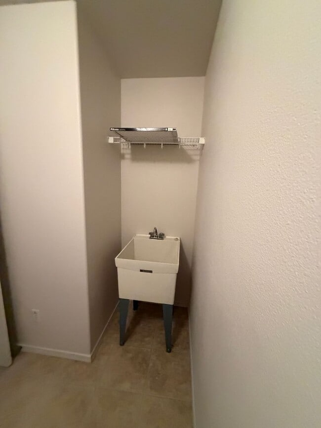 Photo - New paint & carpet! 2 bed 2.5 bath + bonus room townhome