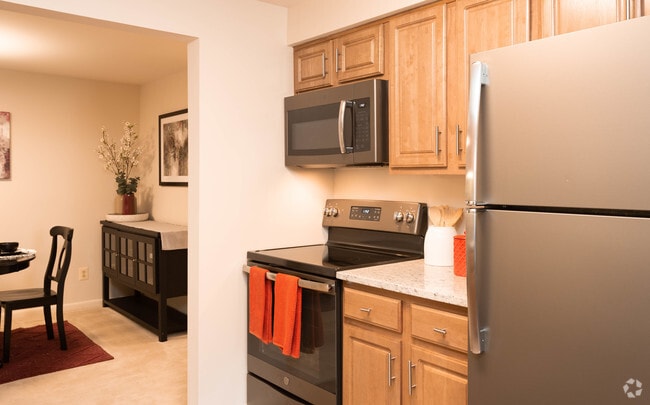 2BR, 2BA - 1100 SF