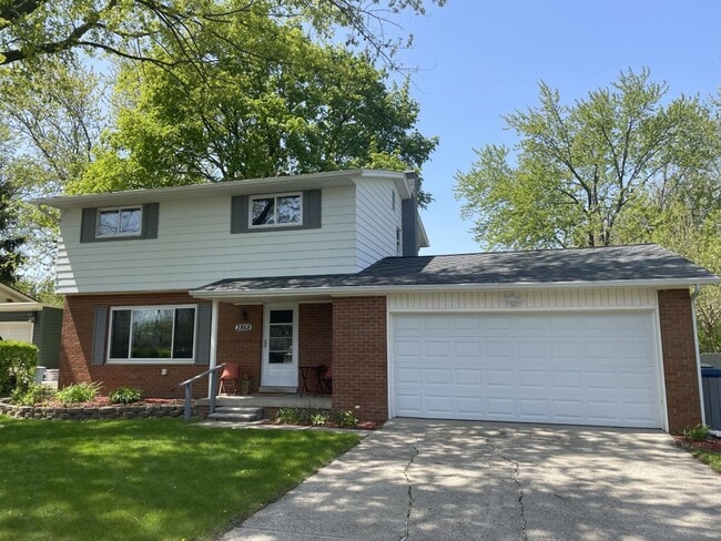 Building Photo - 4 bedroom 2 bath home close to everything