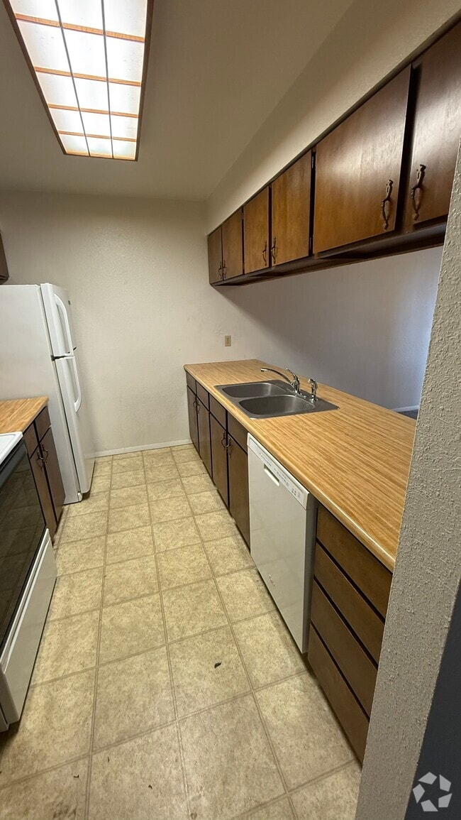 Building Photo - 834 E Cedar Ct Rental