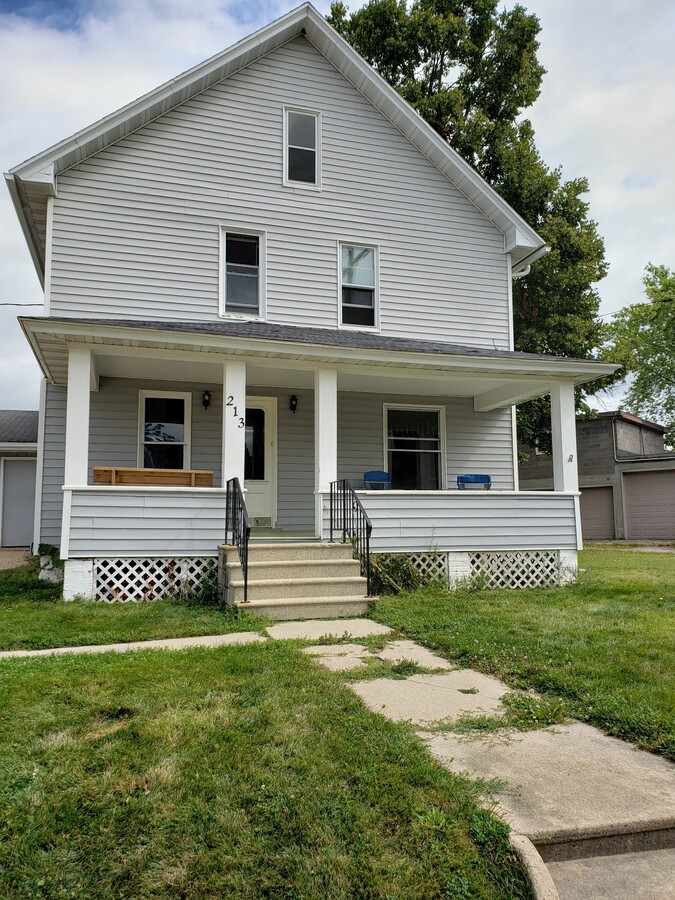 Photo - 213 W Green Bay St