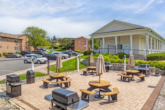 BBQ & Picnic Patio - Gateways at Randolph