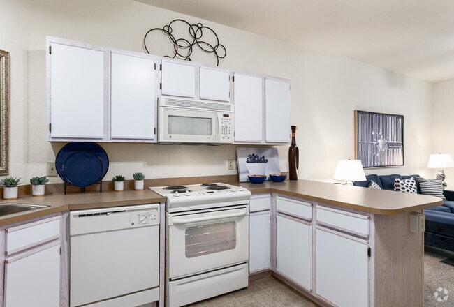 Custom - 1BD, 1BA - 665SF - Kitchen - The Links at Mustang Creek