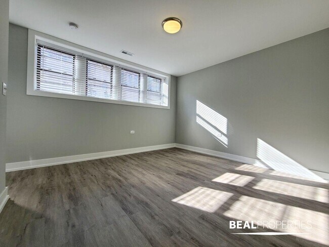 Photo - 3827.5 N Fremont St Unit E1