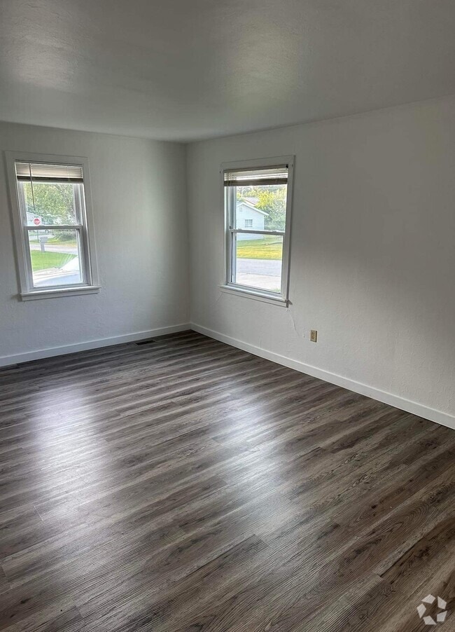 Building Photo - 847 Greenvale Ave Rental