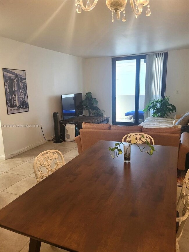 Photo - 1623 Collins Ave Unidad 614