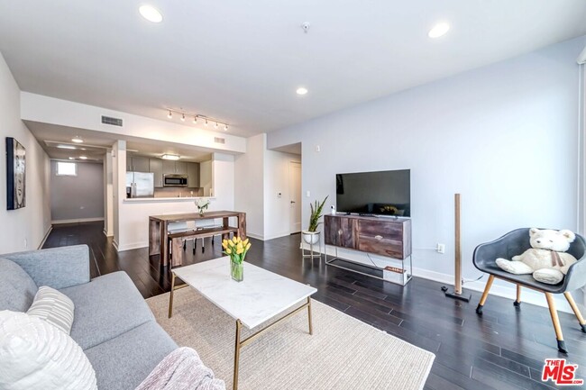 Building Photo - 436 S Virgil Ave Unit PH 1