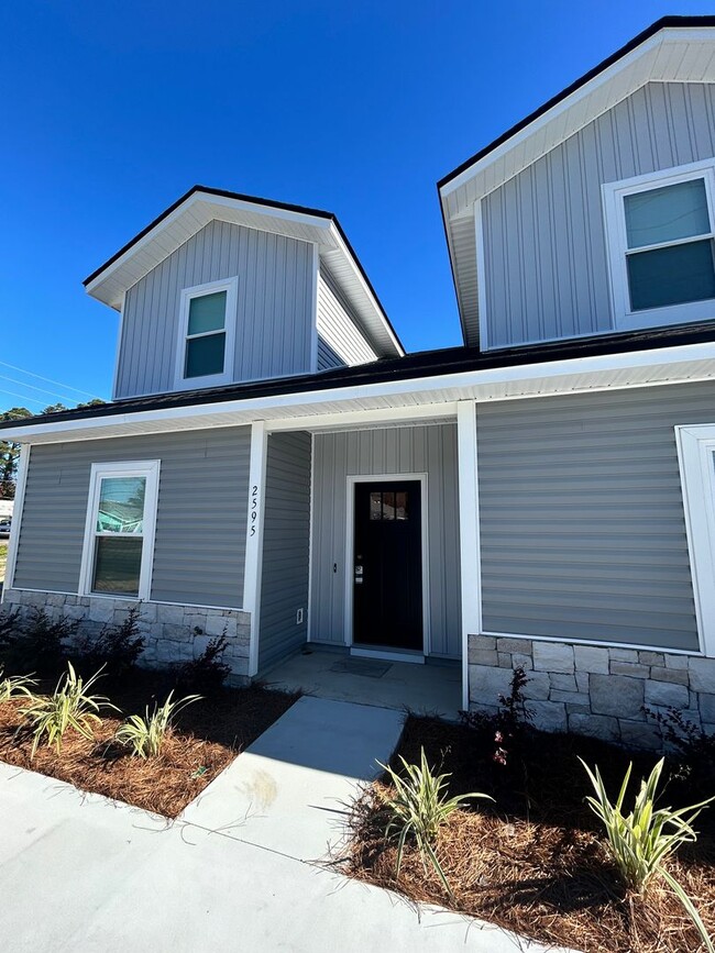 Building Photo - 2595 Cypress St Rental
