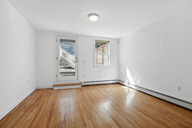 Photo - 113 Sussex St Unit Grdn