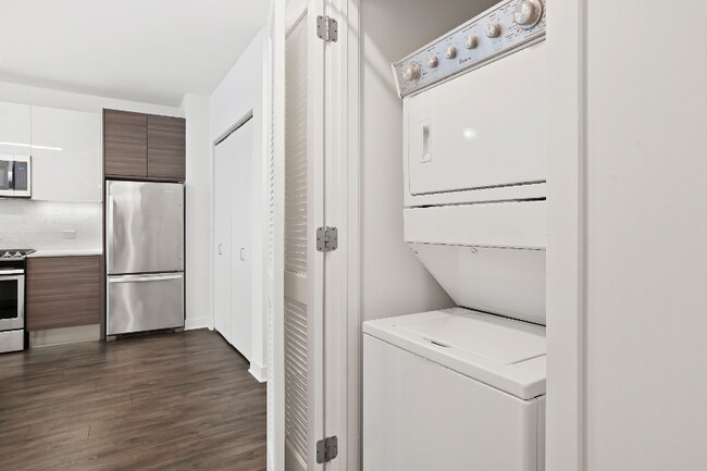 Photo - 230 W Hubbard St