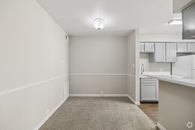 1BR, 1BA - 614SF - Dining Room