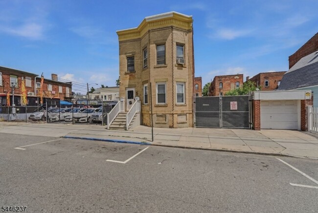 Photo - 489 E 22nd St