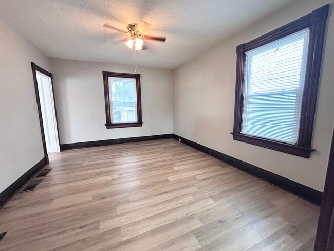 Living room/dining room space. - 4822 Oak St Unit 1