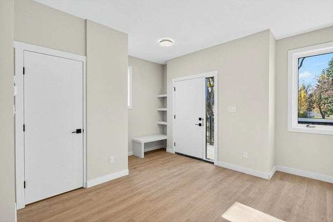 Building Photo - 10920-10130 130 St NW Unit Upper 2