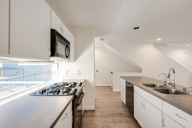 Photo - 807 Robin St