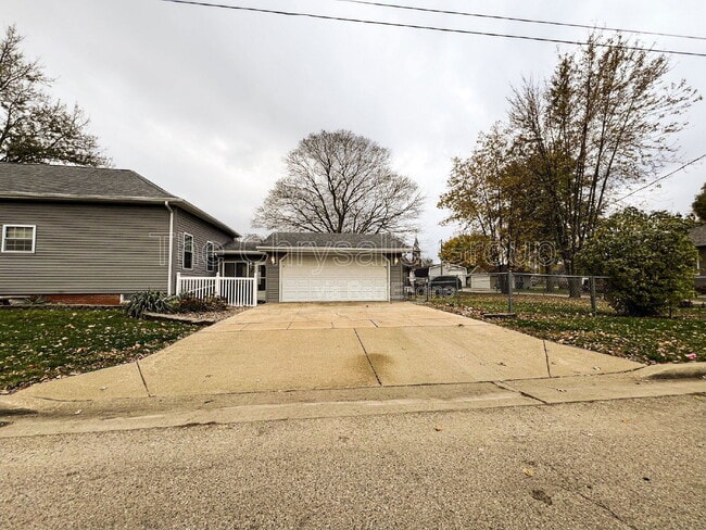 Photo - 402 S Illinois St