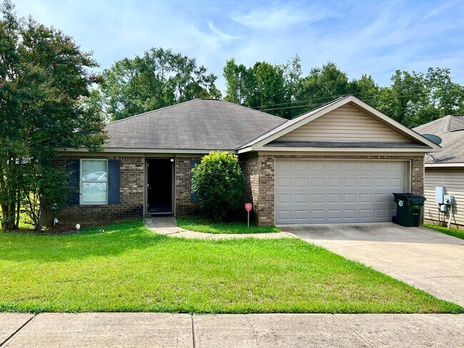 Building Photo - Home in Cottondale! Available to View Now!!!
