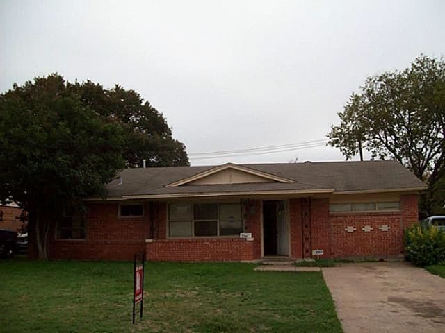 Building Photo - COMING SOON! Classic Red-Brick 4-Bed, 1-Ba...