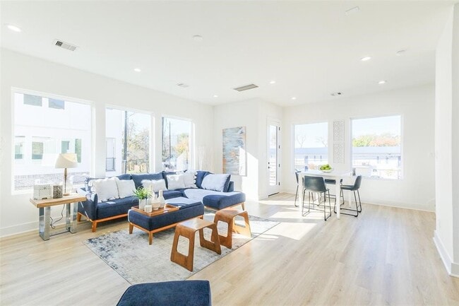 Building Photo - 8321 Brecha Ln