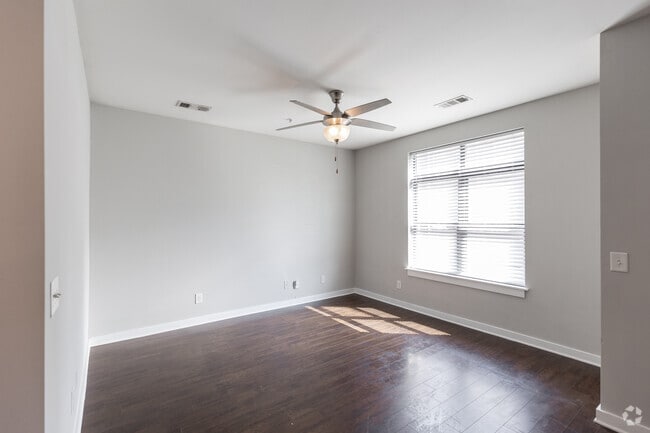 1BR, 1BA - Garfield - 622-676SF - Living Room