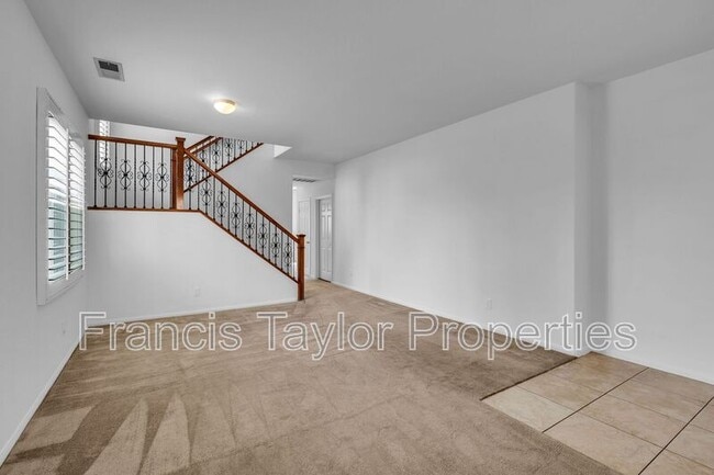 Photo - 401 Whitby Gn