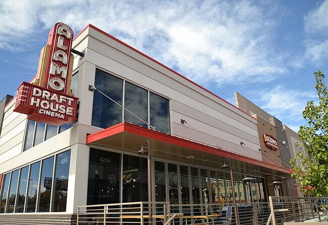 Explora este cine de última generación, un centro de entretenimiento con una arquitectura distintiva. - Flats at Sloan's Lake East