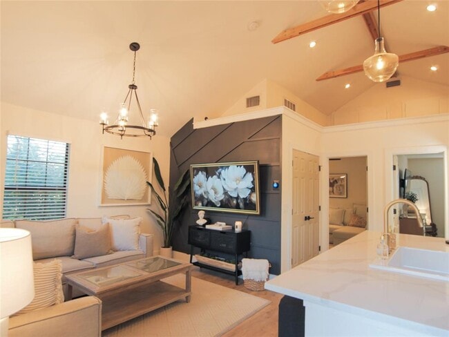 Building Photo - 1308 San Bernard St