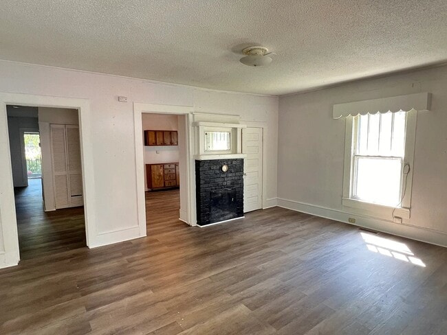 Photo - 1806 Johnson St