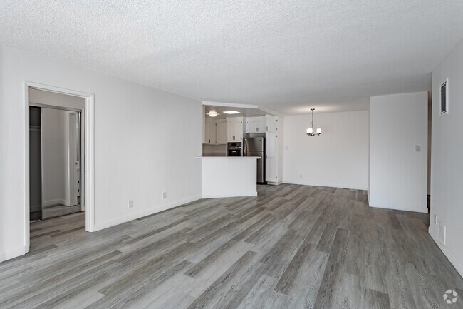 2BR, 2BA - 1500 SF - 443 S Oakhurst Dr