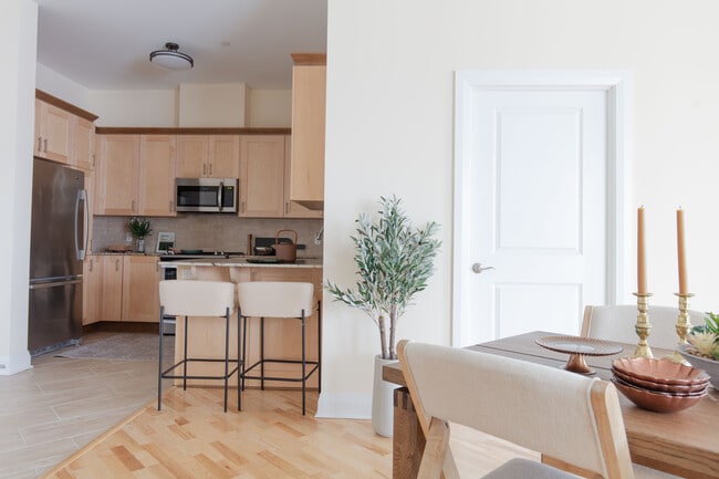 Building Photo - 1 Bedroom Apartment | Lepine Apartments Unit 306