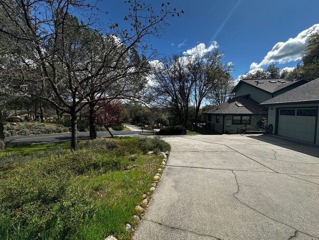 Photo - Spacious 4 bedroom, 3 bathroom home