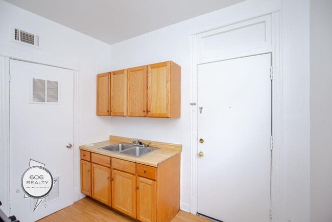 Photo - Marquette Park 2 Bed w/Hardwood Floors & Central heat Unidad 2408-2A