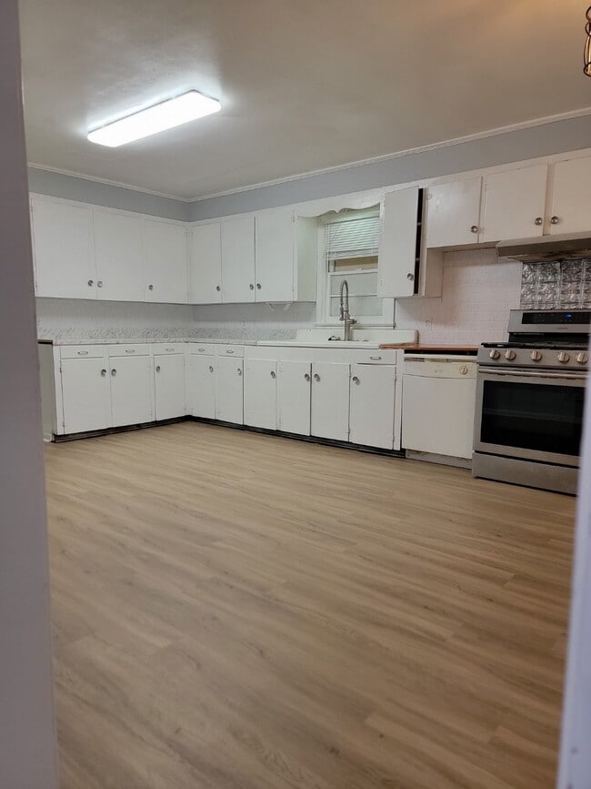 Photo - 937 W 6th St