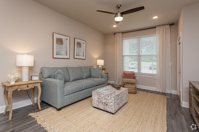 1BR, 1BA - 827SF