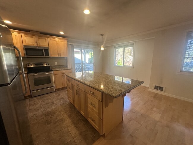 Photo - 415 Healy Ave S